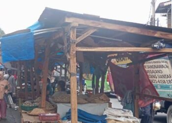 Masih ada pedangan eks Gedung IV Pasar Horas menempati lapak sementara di badan Jalan Merdeka, Rabu (1/10/2025).(Simantab/Ronal Sibuea)
