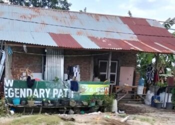 Rumah Nurlela Purba warga di kawasan Gurilla, Kecamatan Siantar Sitalasari, Pematangsiantar, yang masih berdiri di atas lahan garapan. Sebanyak 30 kepala keluarga (KK), hingga kini masih bertahan di lahan tersebut karena keterbatasan ekonomi dan belum memiliki tempat tinggal tetap.(Simantab/Putra Purba)