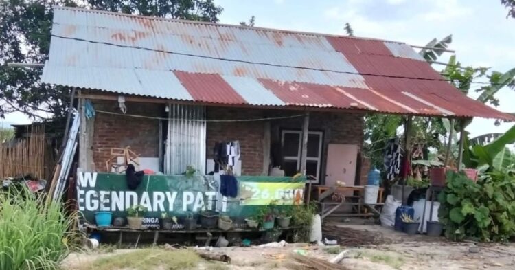 Rumah Nurlela Purba warga di kawasan Gurilla, Kecamatan Siantar Sitalasari, Pematangsiantar, yang masih berdiri di atas lahan garapan. Sebanyak 30 kepala keluarga (KK), hingga kini masih bertahan di lahan tersebut karena keterbatasan ekonomi dan belum memiliki tempat tinggal tetap.(Simantab/Putra Purba)