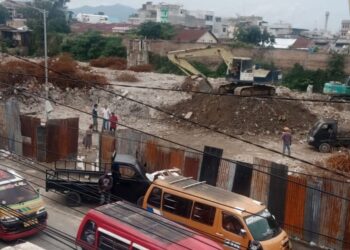 Aktivitas alat berat di area Eks Gedung IV Pasar Horas, Pematangsiantar. Lokasi ini tengah diratakan dan telah mencapai 90% untuk persiapan relokasi dan penataan ulang lapak pedagang yang sebelumnya menempati bangunan lama.(Simantab/Putra Purba)