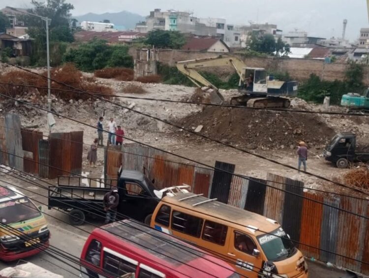 Aktivitas alat berat di area Eks Gedung IV Pasar Horas, Pematangsiantar. Lokasi ini tengah diratakan dan telah mencapai 90% untuk persiapan relokasi dan penataan ulang lapak pedagang yang sebelumnya menempati bangunan lama.(Simantab/Putra Purba)