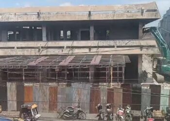 Pekerjaan perobohan eks Gedung IV Pasar Horas tampak berlangsung di tengah padatnya aktivitas masyarakat dan lalu lintas di kawasan pasar.(Simantab/Putra Purba)