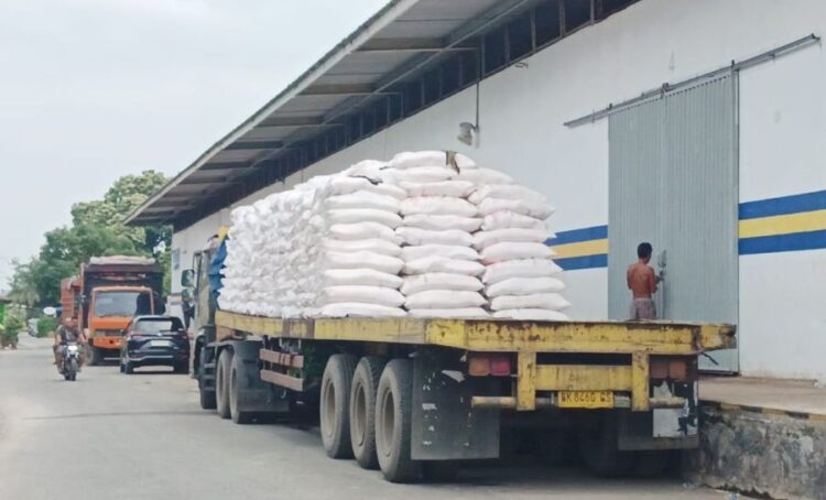 Aktivitas bongkar muat pupuk bersubsidi di gudang PT Pupuk Sriwijaya (Pusri), Jalan Mataram, Siantar Barat, Kota Pematangsiantar.(Simantab/Putra Purba)