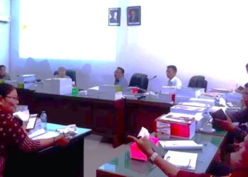 Sejumlah anggota DPRD Kota Pematangsiantar membahas draf Rancangan Peraturan Daerah tentang Pemberian Insentif bagi Tenaga Pendidik pada Pendidikan Informal Bidang Keagamaan di ruang rapat Bapemperda, Rabu (29/10/2025).(Simantab/Putra Purba)