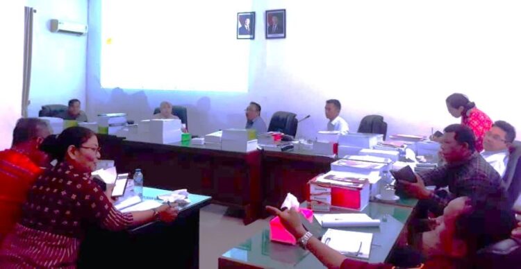 Sejumlah anggota DPRD Kota Pematangsiantar membahas draf Rancangan Peraturan Daerah tentang Pemberian Insentif bagi Tenaga Pendidik pada Pendidikan Informal Bidang Keagamaan di ruang rapat Bapemperda, Rabu (29/10/2025).(Simantab/Putra Purba)