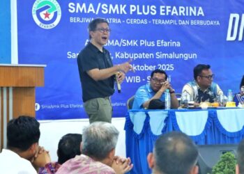 Rocky Gerung mengimbau taruna di SMA Plus Efarina mulai berfikir kritis.(Simantab/ist)