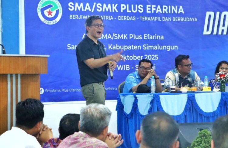 Rocky Gerung mengimbau taruna di SMA Plus Efarina mulai berfikir kritis.(Simantab/ist)
