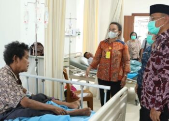 Bupati Simalungun Anton Achmad Saragih berbincang dengan seorang pasien di RS Rondahaim Saragih.(Simantab/ist)