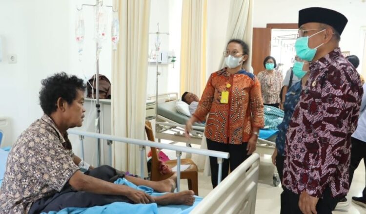 Bupati Simalungun Anton Achmad Saragih berbincang dengan seorang pasien di RS Rondahaim Saragih.(Simantab/ist)
