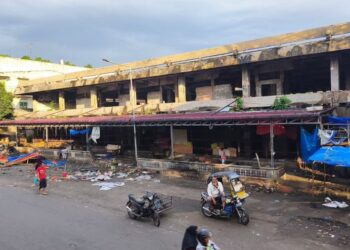 Kios darurat pedagang di badan Jalan Merdeka rampung dibongkar.(Simantab/Ronal Sibuea)