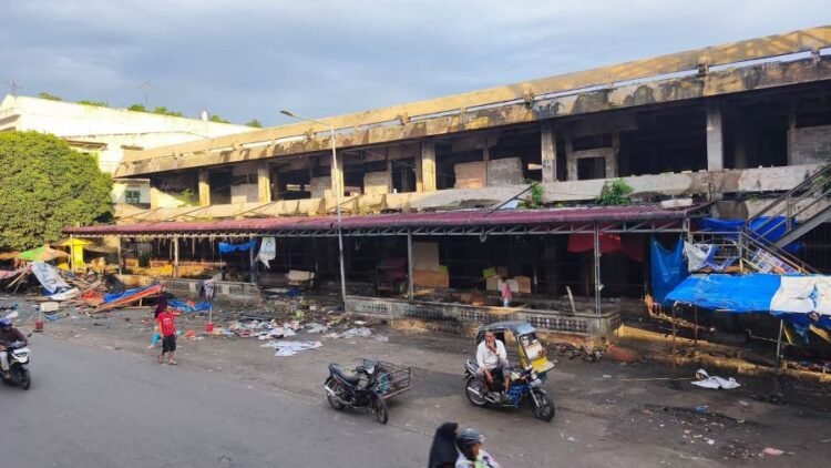 Kios darurat pedagang di badan Jalan Merdeka rampung dibongkar.(Simantab/Ronal Sibuea)