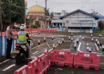 Peserta uji praktik SIM C menjalani arahan petugas di area pelatihan Satpas Polres Pematang Siantar. Satlantas memastikan pelayanan pembuatan SIM di kota ini berlangsung transparan dan bebas pungli.(Simantab/Putra Purba)