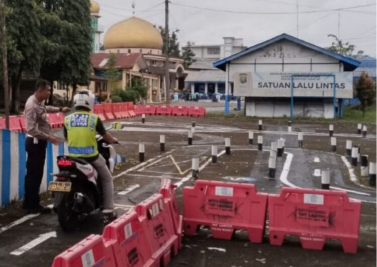 Peserta uji praktik SIM C menjalani arahan petugas di area pelatihan Satpas Polres Pematang Siantar. Satlantas memastikan pelayanan pembuatan SIM di kota ini berlangsung transparan dan bebas pungli.(Simantab/Putra Purba)