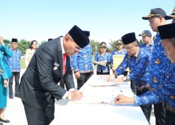Bupati Simalungun tandatangani Surat Keputusan (SK) pengangkatan Pegawai Pemerintah dengan Perjanjian Kerja (PKKK).(Simantab/rel)
