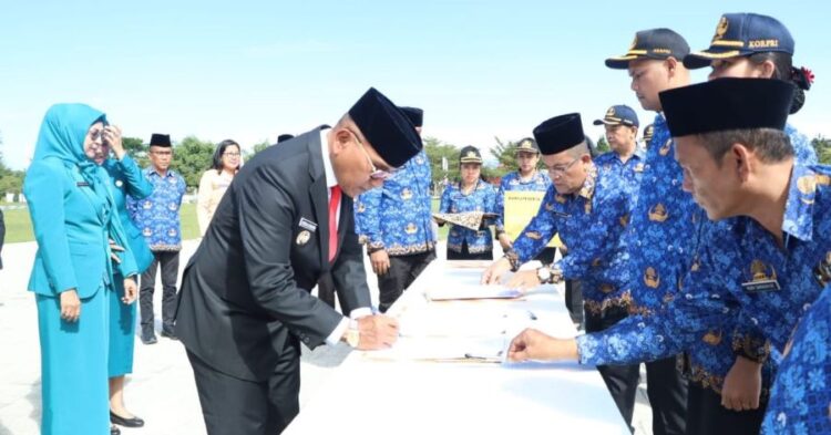 Bupati Simalungun tandatangani Surat Keputusan (SK) pengangkatan Pegawai Pemerintah dengan Perjanjian Kerja (PKKK).(Simantab/rel)