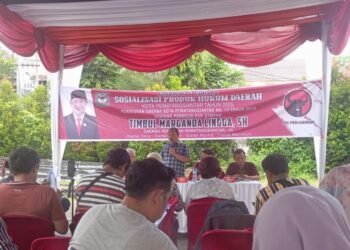 Ketua DPRD Kota Pematangsiantar, Timbul Marganda Lingga menggelar Sosialisasi Produk Hukum Daerah Kota Pematangsiantar di Lapangan Parkir Kantor DPRD, Sabtu (18/10/2025).(Simantab/Ronal Sibuea)