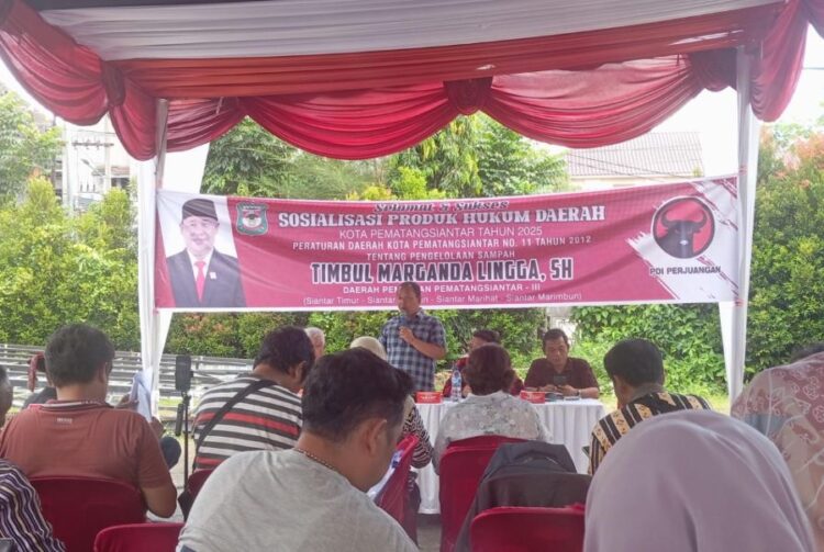 Ketua DPRD Kota Pematangsiantar, Timbul Marganda Lingga menggelar Sosialisasi Produk Hukum Daerah Kota Pematangsiantar di Lapangan Parkir Kantor DPRD, Sabtu (18/10/2025).(Simantab/Ronal Sibuea)