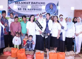 Bunda PAUD Kabupaten Simalungun, Darmawati Anton Saragih, bersama rombongan di TK Nanwori.(Simantab/ist)