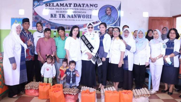 Bunda PAUD Kabupaten Simalungun, Darmawati Anton Saragih, bersama rombongan di TK Nanwori.(Simantab/ist)