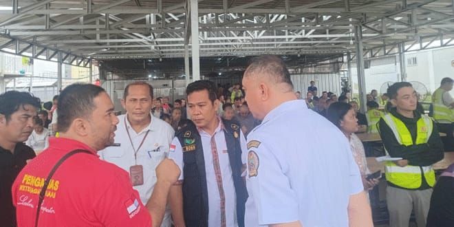 Tim gabungan dari Kemnaker, Disnaker Simalungun, dan aparat pengawasan ketenagakerjaan berdialog dengan pihak perusahaan di kawasan KEK Sei Mangkei, terkait proses penertiban dan penyelesaian izin kerja bagi 94 TKA yang tidak memiliki dokumen resmi.(Simantab/ist)