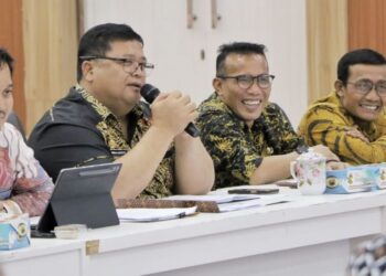 Sekretaris Daerah Kabupaten Simalungun, Mixnon Andreas Simamora (pegang mic) pimpin Rapat Evaluasi PAD Triwulan III Tahun Anggaran 2025.(Simantab/ist)
