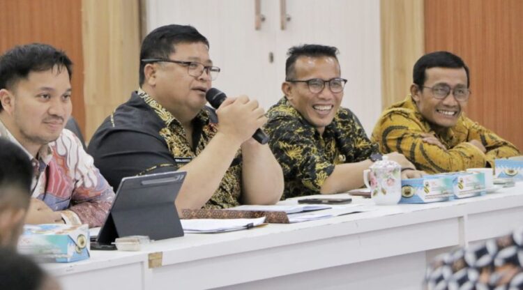 Sekretaris Daerah Kabupaten Simalungun, Mixnon Andreas Simamora (pegang mic) pimpin Rapat Evaluasi PAD Triwulan III Tahun Anggaran 2025.(Simantab/ist)