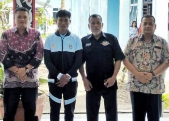 Pelaksana Tugas Kepala Dinas Pemuda dan Olahraga Budiman Silalahi, atlet tarung derajat Ramadhan Fitra, Ketua Umum Tarung Derajat Simalungun Sukoso dan Sekretaris Dinas Pemuda dan Olahraga Bob Presli Saragih.(Simantab/ist)