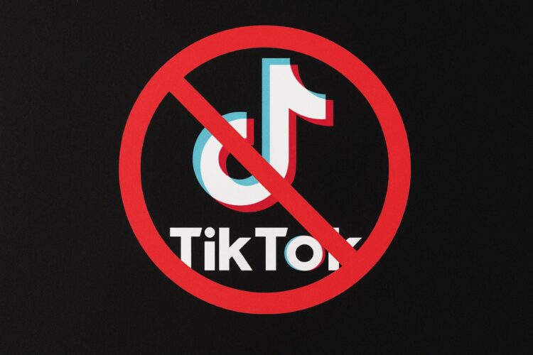 Sebagian layanan Tiktok diblokir Komdigi.(Simantab/ai)