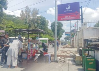 Trotoar di depan eks Studio 21, Jalan Sudirman yang akan dibangun menjadi taman oleh pemilik usaha.(Simantab/Ronal Sibuea)