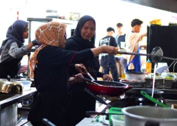 Di tengah menurunnya geliat industri manufaktur, sektor UMKM seperti kuliner menjadi penggerak ekonomi baru kota ini.(Simantab/Putra Purba)