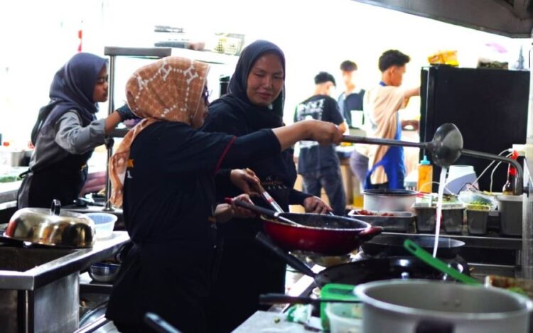 Di tengah menurunnya geliat industri manufaktur, sektor UMKM seperti kuliner menjadi penggerak ekonomi baru kota ini.(Simantab/Putra Purba)