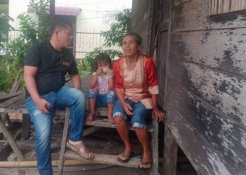 Anggota Komisi III DPRD Pematangsiantar, Alex Hendrik Damanik menyambangi kediaman Mika Pasaribu di Jalan Bah Kora II, Kelurahan Pamatang Marihat, Kecamatan Siantar Simarimbun, Rabu (12/11/2025) lalu. (Simantab/ist)