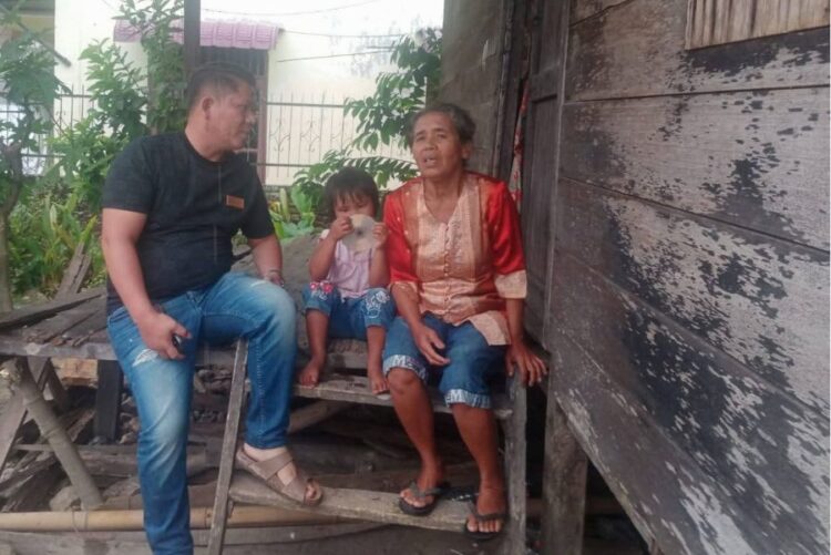 Anggota Komisi III DPRD Pematangsiantar, Alex Hendrik Damanik menyambangi kediaman Mika Pasaribu di Jalan Bah Kora II, Kelurahan Pamatang Marihat, Kecamatan Siantar Simarimbun, Rabu (12/11/2025) lalu. (Simantab/ist)