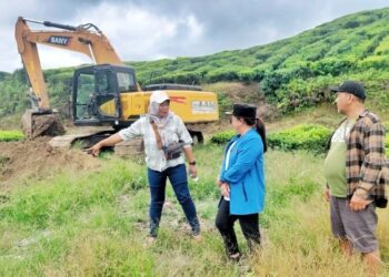 Pemkab Simalungun dan PTPN IV tinjau dan atasi banjir di areal kebun teh Sidamanik.(Simantab/ist)