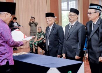 Bupati Simalungun Anton Achmad Saragih melantik Pengurus Baznas Simalungun 2023–2028.(Simantab/ist)