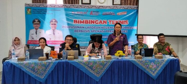 Kabid UEM/TTG pada Dinas PMPN Simalungun, Caroline Chennery Bangun (berdiri) menjelaskan bahwa peningkatan kualitas sumber daya manusia adalah fondasi utama dalam mengelola BUMNag yang lebih sistematis, lebih profesional, dan yang terpenting lebih akuntabel.(Simantab/Putra Purba)