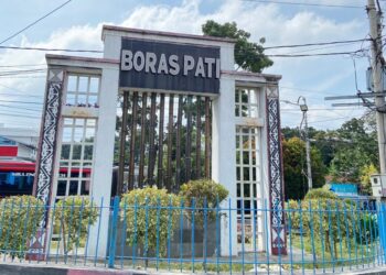 Sebelumnya ada relief cicak atau Simalungun menyebutnya boraspati yang menempel di pilar-pilar bergaya bambu Tugu Boraspati, di Simpang Karang Sari Jalan Medan.(Simantab/Putra Purba)