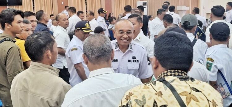 Bupati SImalungun Anton Achmad Saragih menyalami sejumlah kepala nagori (kepala desa) usai kegiatan.(Simantab/ist)