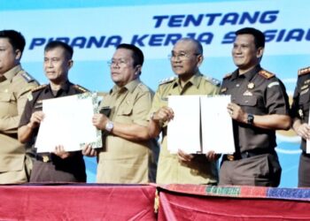 Sejumlah kepala daerah termasuk Bupati Simalungun Anton Achmad Saragih di Kejatisu teken MoU terkait tipiring.(Simantab/ai)