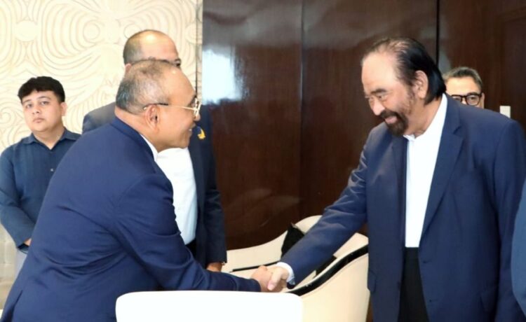 Bupati Simalungun Anton Ahmad Saragih dan Ketua Umum Partai NasDem Surya Paloh.(Simantab/ist)