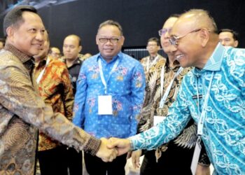 Bupati Simalungun Anton Acmad Saragih bersalaman dengan Mendagri Titi Karnavian.(Simantab/ist)