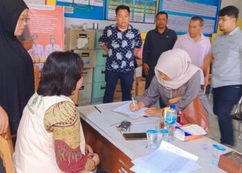 Proses mediasi keluarga Darma Washinton Munthe bersama Dinsos P3A Kota Pematangsiantar dan Pemerintah Kelurahan Asuhan Kecamatan Siantar Timur, yang berlangsung di Kantor Lurah Asuhan, Jalan Sejahtera, Sabtu (22/11/2025) lalu.(Simantab/ist)