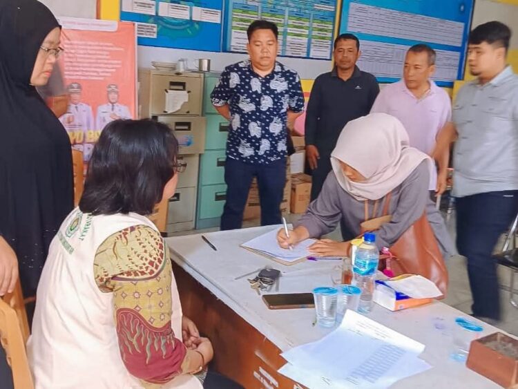 Proses mediasi keluarga Darma Washinton Munthe bersama Dinsos P3A Kota Pematangsiantar dan Pemerintah Kelurahan Asuhan Kecamatan Siantar Timur, yang berlangsung di Kantor Lurah Asuhan, Jalan Sejahtera, Sabtu (22/11/2025) lalu.(Simantab/ist)