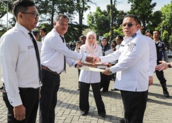 694 Pegawai Pemerintah dengan Perjanjian Kerja (PPPK) di lingkungan Pemerintah Kota (Pemko) Pematangsiantar resmi menerima Surat Keputusan (SK) Pengangkatan, di Lapangan Adam Malik pada Rabu, 26 Maret 2025.(Simantab/ist)