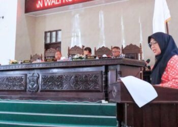 Wakil Wali Kota Pematangsiantar Herlina membacakan Pengantar Nota Keuangan atas Ranperda Kota Pematangsiantar tentang APBD Tahun 2026 yang berlangsung dalam Sidang Paripurna XIV Tahun 2025 di Ruang Harungguan DPRD Kota Pematangsiantar, Jalan H Adam Malik, Kamis (20/11/2025) pagi.(Simantab/Putra Purba)