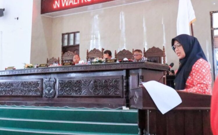 Wakil Wali Kota Pematangsiantar Herlina membacakan Pengantar Nota Keuangan atas Ranperda Kota Pematangsiantar tentang APBD Tahun 2026 yang berlangsung dalam Sidang Paripurna XIV Tahun 2025 di Ruang Harungguan DPRD Kota Pematangsiantar, Jalan H Adam Malik, Kamis (20/11/2025) pagi.(Simantab/Putra Purba)