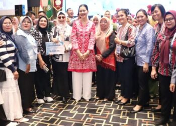 KetuaTP PKK Kabupaten Simalungun, Darmawati Anton Achmad Saragih (pakai lensa pegang piala) foto bersama dengan Ketua TP PKK Provinsi Sumatera Utara, Kahiyang Muhammad Bobby Afif Nasution dan peserta lainnya.(Simantab/ist)