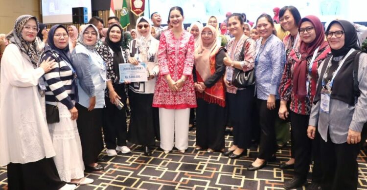 KetuaTP PKK Kabupaten Simalungun, Darmawati Anton Achmad Saragih (pakai lensa pegang piala) foto bersama dengan Ketua TP PKK Provinsi Sumatera Utara, Kahiyang Muhammad Bobby Afif Nasution dan peserta lainnya.(Simantab/ist)