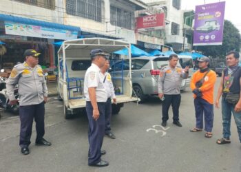 Kabid Teknik Sarana Prasarana Dishub Kota Pematangsiantar, Poltak Simarmata bersama jajarannya melakukan sosialisasi penerapan yang mewajibkan seluruh juru parkir (jukir) menyetorkan deposit awal sebesar 54 persen dari potensi pendapatan retribusi parkir setiap bulannya di Jalan Merdeka.(Simantab/Putra Purba)