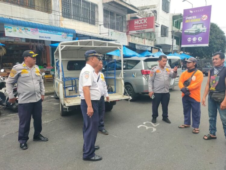 Kabid Teknik Sarana Prasarana Dishub Kota Pematangsiantar, Poltak Simarmata bersama jajarannya melakukan sosialisasi penerapan yang mewajibkan seluruh juru parkir (jukir) menyetorkan deposit awal sebesar 54 persen dari potensi pendapatan retribusi parkir setiap bulannya di Jalan Merdeka.(Simantab/Putra Purba)